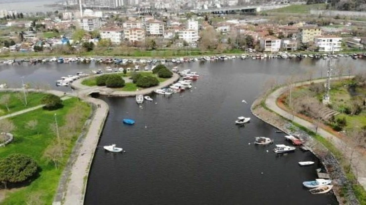 İstanbul'da temizlenmeyen atıklar nedeniyle Menekşe Deresi'nin rengi değişti