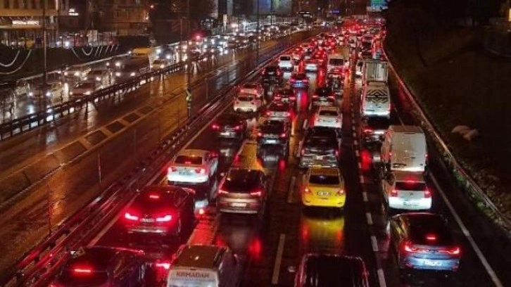 İstanbul'da trafik yoğunluğu 90'a ulaştı!