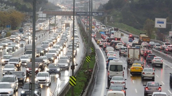 İstanbul'da yağmur trafiği: Yoğunluk yüzde 72'yi buldu!