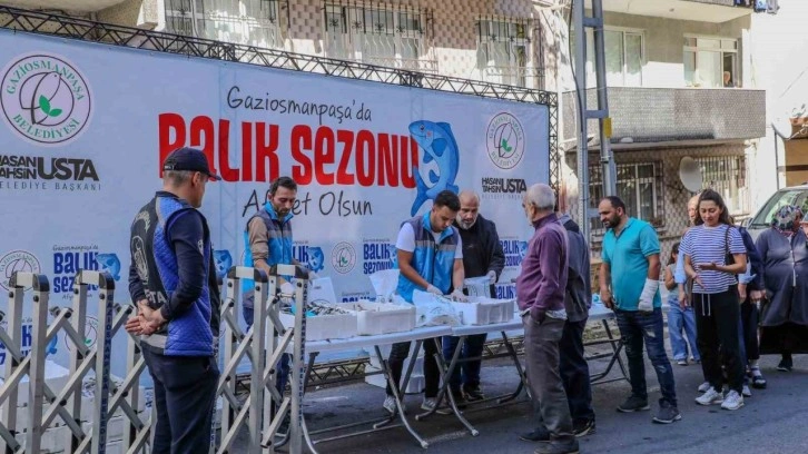 İstanbullular balığa doydu. Kaçak avlanan tonlarca balık vatandaşlara dağıtıldı