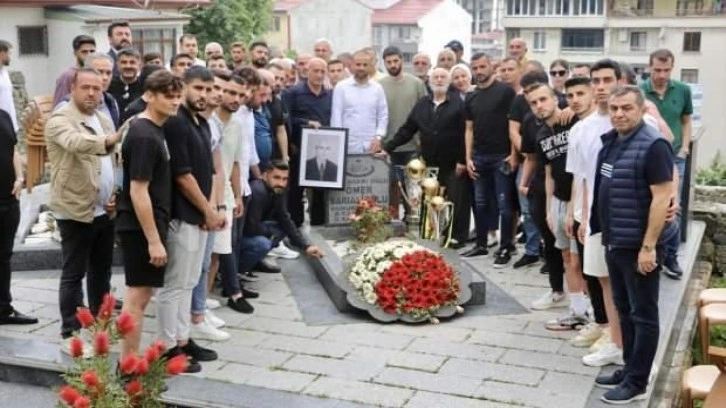 İstanbulspor kupasını Ömer Sarıalioğlu'nun mezarına götürdü