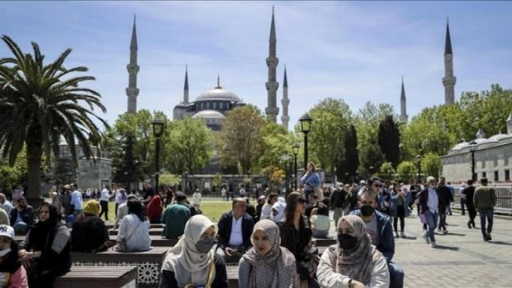 İstanbul'un cazibe mekanlarında haftanın son günü turist yoğunluğu