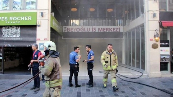İstiklal Caddesi'nde 8 katlı iş merkezinde yangın