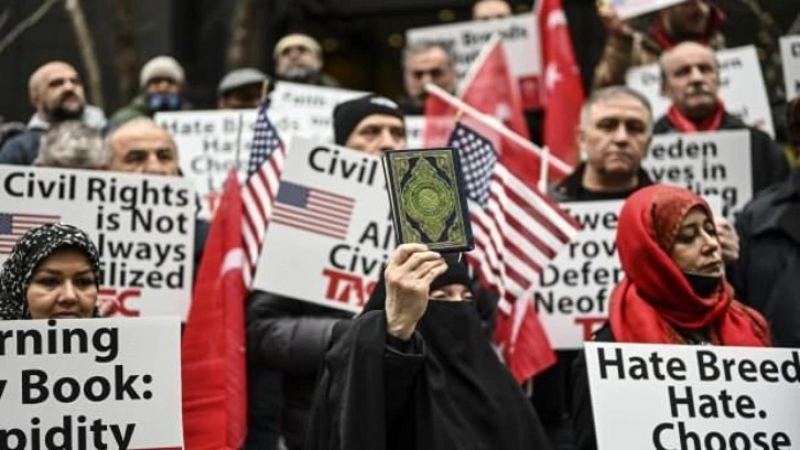 İsveç'te Kur'an-ı Kerim'in yakılması New York'ta protesto edildi