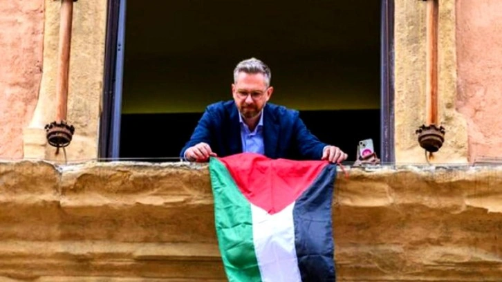 İtalya'da Bologna Belediye Başkanı Lepore, belediyeye Filistin bayrağı astı