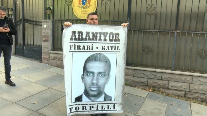 İYİ Partili Turhan Çömez Somali Büyükelçiliği'ne 'aranıyor' afişi bıraktı