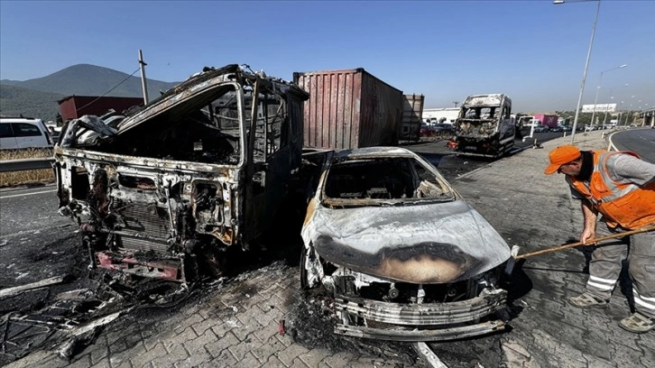 İzmir'de tır, minibüs ve otomobilin çarpışarak yanması sonucu 5 kişi yaralandı