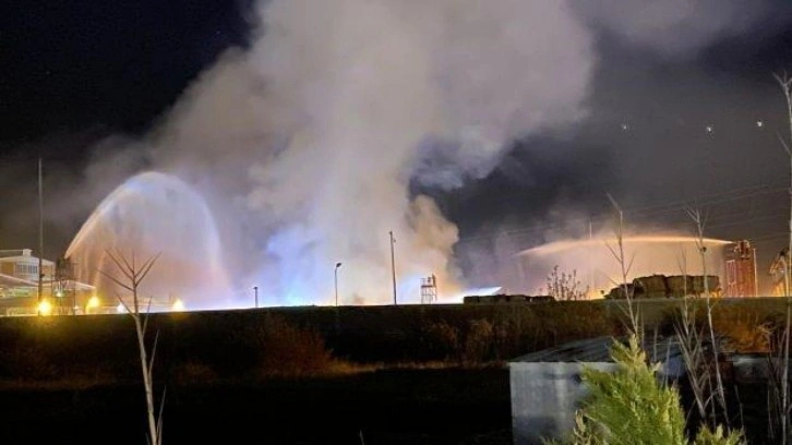 İzmir'de bir kağıt fabrikasında çıkan yangın söndürüldü