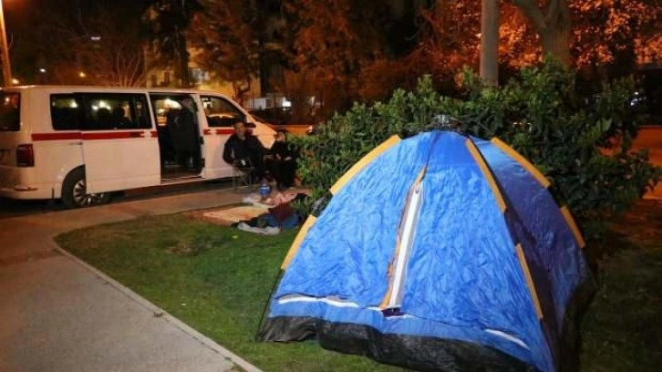 İzmir'de deprem sonrası vatandaşlar çadır ve araçlarda konaklıyor