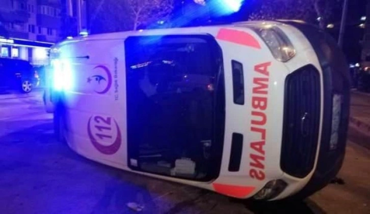 İzmir’de otomobil ile çarpışan ambulans yan yattı: 3 yaralı