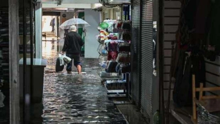 İzmir'de sağanak: Rögarlar taştı, yollar göle döndü