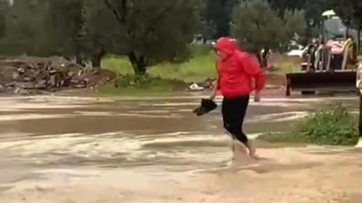 İzmir'de sağanak yağış caddeleri göle çevirdi