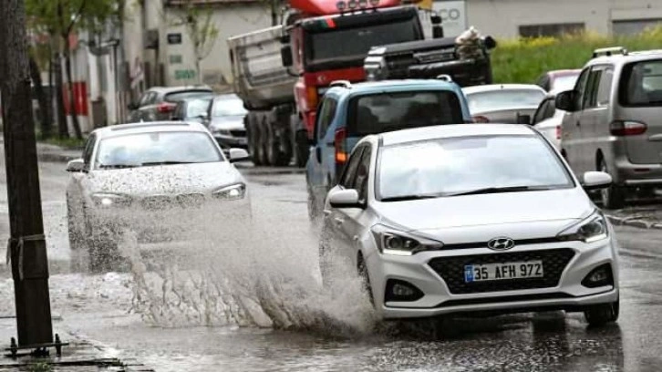 İzmir'de sağanak yaşamı olumsuz etkiledi