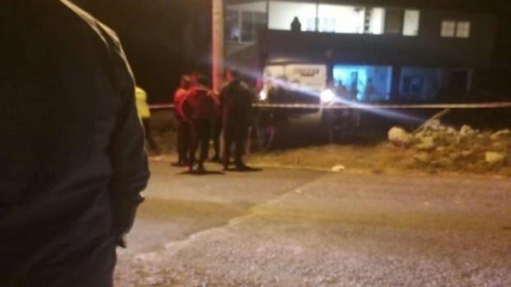 İzmir’de yoldan çıkarak kayaya çarpan sürücü hayatını kaybetti