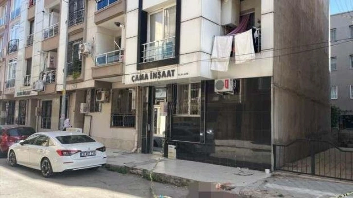 İzmir'deki depremde balkondan atlayan genç vefat etti