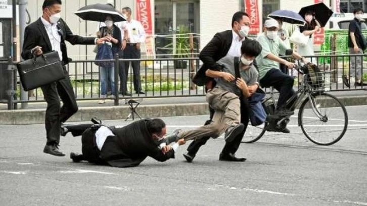 Japon polisi, eski Başbakan Abe'nin öldürülmesinde güvenlik zafiyeti olduğunu söyledi