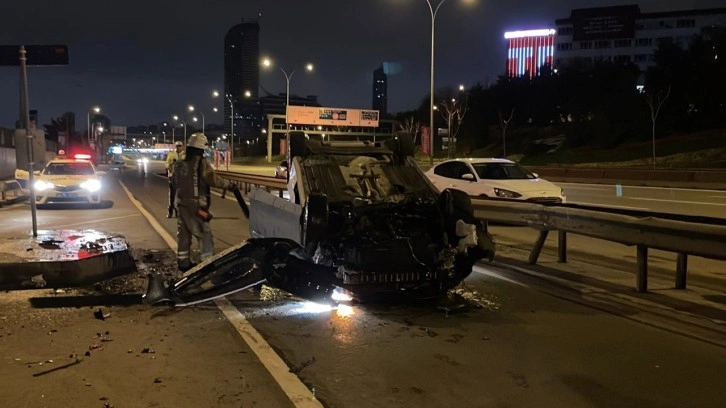 Kadıköy'de feci kaza! Arabanın halini gören dumur oldu