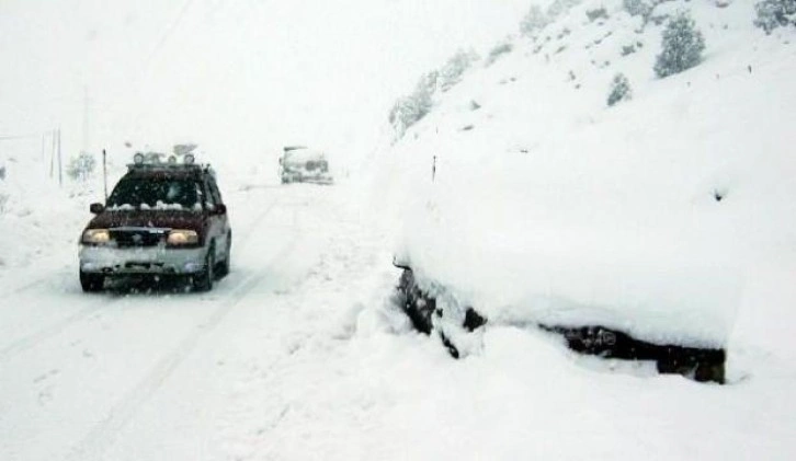 Kahramanmaraş'ta hasta taşıyan ambulansın üzerine çığ düştü