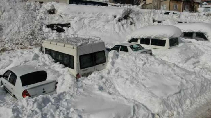 Kalınlığı 2 metreyi aştı! İlçede hayat felç oldu