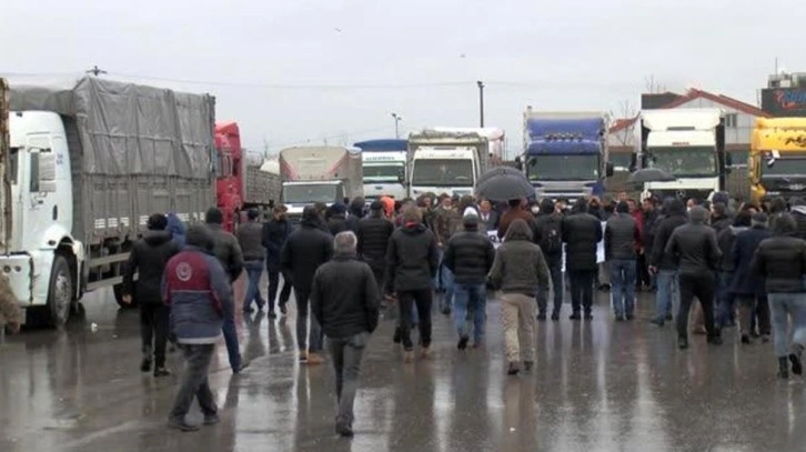 Kamyoncular yakıta gelen zammı protesto ederek kontak kapattı