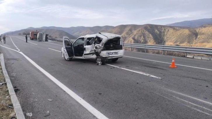 Kamyonet, hafif ticari araca çarptı: 4’ü jandarma 5 yaralı