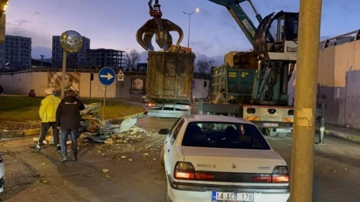 Kamyonun üzerindeki yükler alt geçidi geçemedi! Trafik kilitlendi