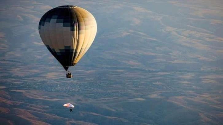 Kapadokya semalarında sıra dışı atlayış: Bu görüntüyü başka hiçbir yerde göremezsiniz