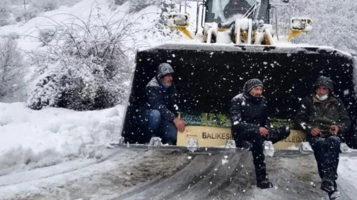 Kar ve tipinin geçit vermediği yolda cenaze kepçeyle mezarlığa taşındı