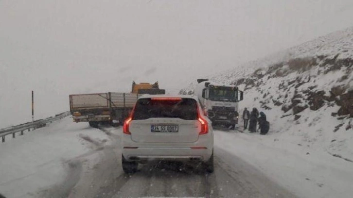 Kar yağışı etkili oluyor! Güzeldere yolu trafiğe kapatıldı