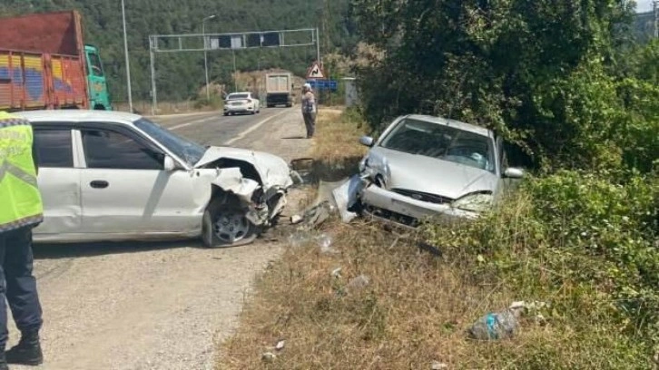 Karabük’te iki otomobil kafa kafaya çarpıştı: 5 yaralı