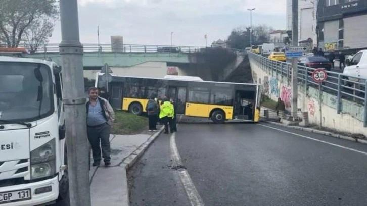 Karaköy'de İETT otobüsü kaza yaptı, yol trafiğe kapandı