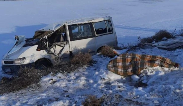 Karaman’da servis minibüsü devrildi: Ölü ve yaralılar var!