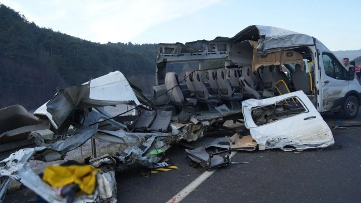 Karayolda feci kaza. Minibüs kağıt gibi yırtıldı: 1 ölü, 4 yaralı var