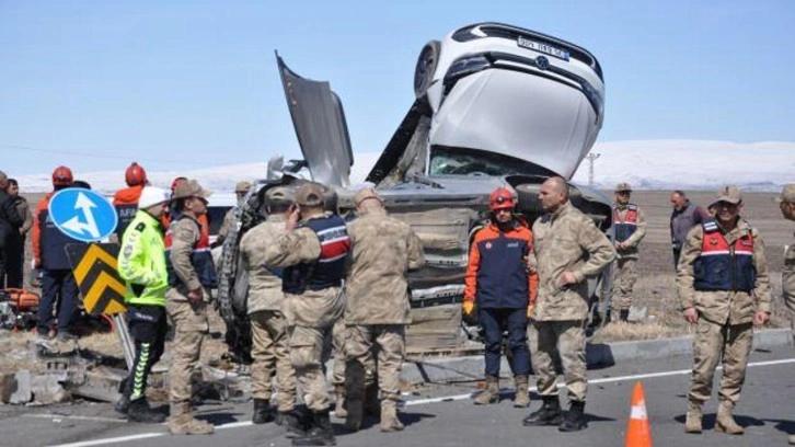 Kars'ta korkunç kaza: Araçlar adeta birbirine yapıştı! 1 ölü