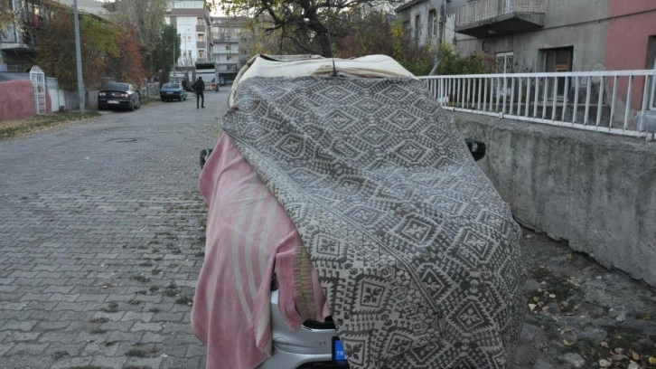 Kars'ta sıcaklıklar düşünce araçlar battaniye ile örtüldü