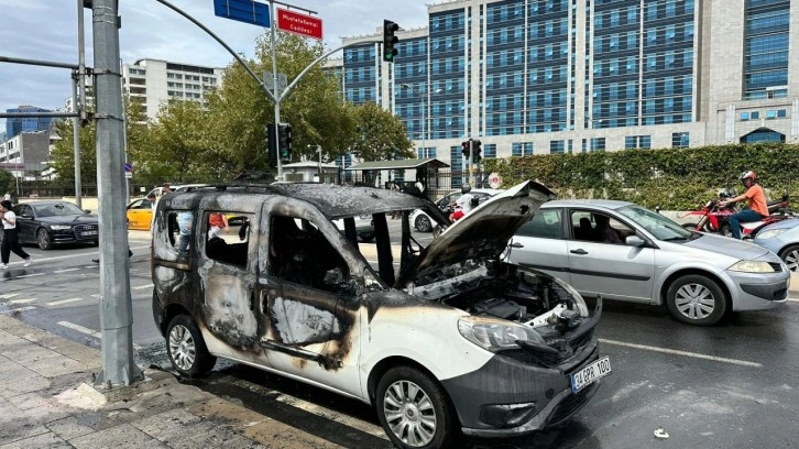 Kartal'da adliye önüne getirdiği aracını ateşe verdi