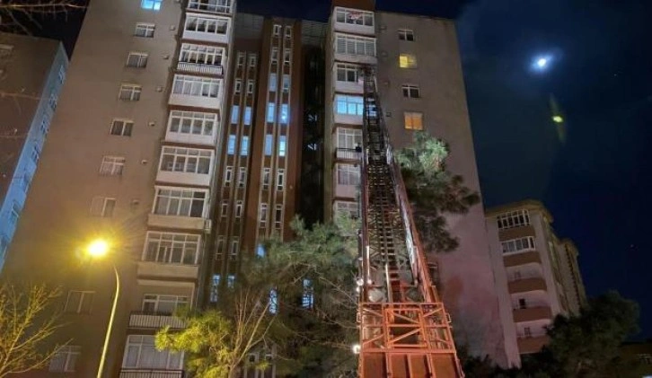 Kartal’da 11 katlı apartmanda yangın paniği