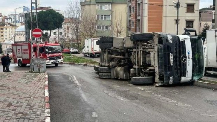 Kartal'da beton mikseri devrildi