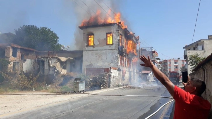 Kasıt mı ihmal mi? Tarihi bina alevlere teslim oldu!