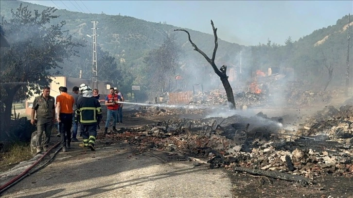 Kastamonu'da köyde çıkan yangında 10 ev yandı