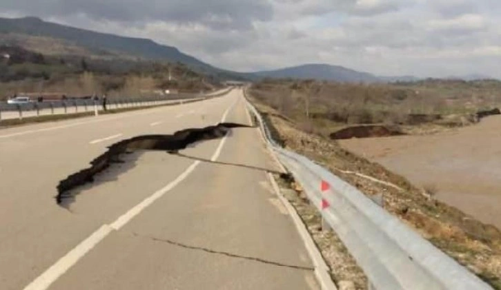 Kastamonu-Karabük yolunda çökme meydana geldi