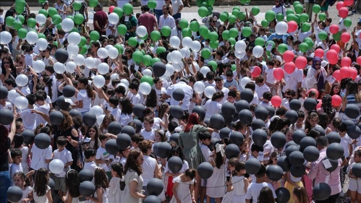 Katledilen Filistinli çocuklar için hazırlanan karneler uçan balonlarla gökyüzüne bırakıldı