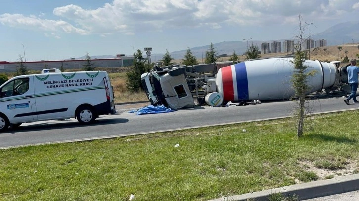 Kayseri'de beton mikseri devrildi; sürücü öldü