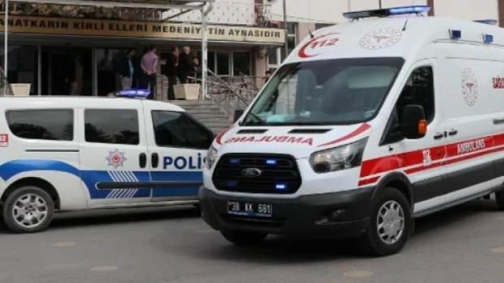 Kayseri'de bıçaklı 'kız' kavgası: 1 yaralı