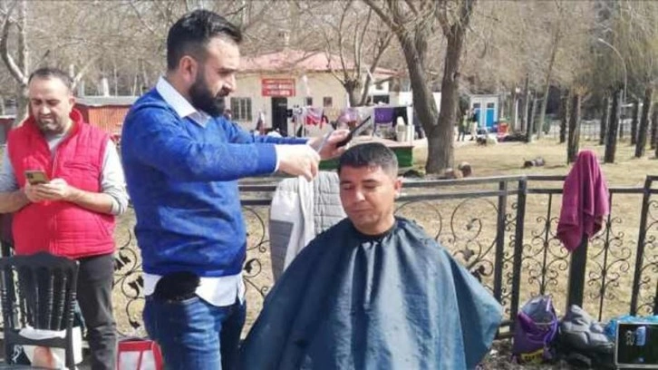 Kayseri'den Elbistan'a giden gönüllü 128 berber, depremzedeleri tıraş etti