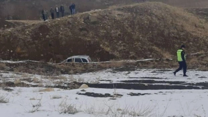 Kaza yaptığı otomobilden çıkamayıp donarak hayatını kaybetti