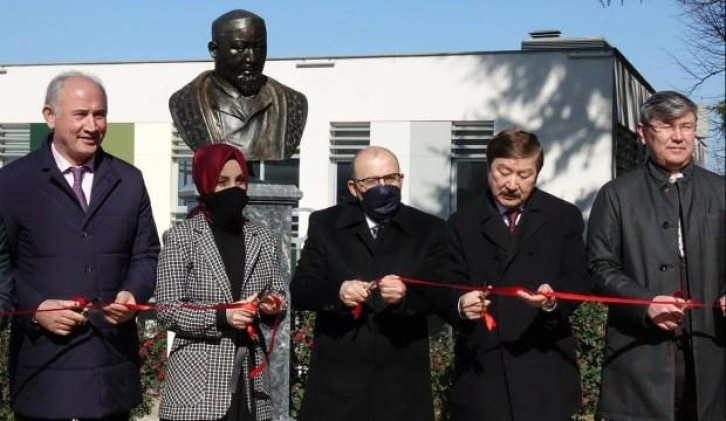 Kazak şair ve düşünür Abay Kunanbayoğlu'nun Türkiye'deki 6. büstü Trabzon'da açıldı