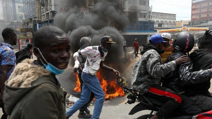 Kenya’da göstericiler araçları ateşe verdi