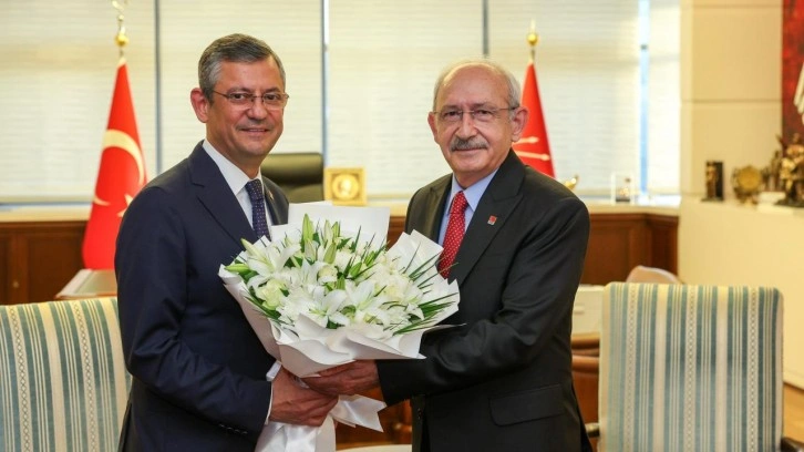 Kılıçdaroğlu makamını Özgür Özel'e devretti