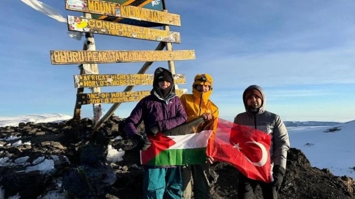 Kilimanjaro Dağı'nın zirvesinde Filistin bayrağı dalgalandı